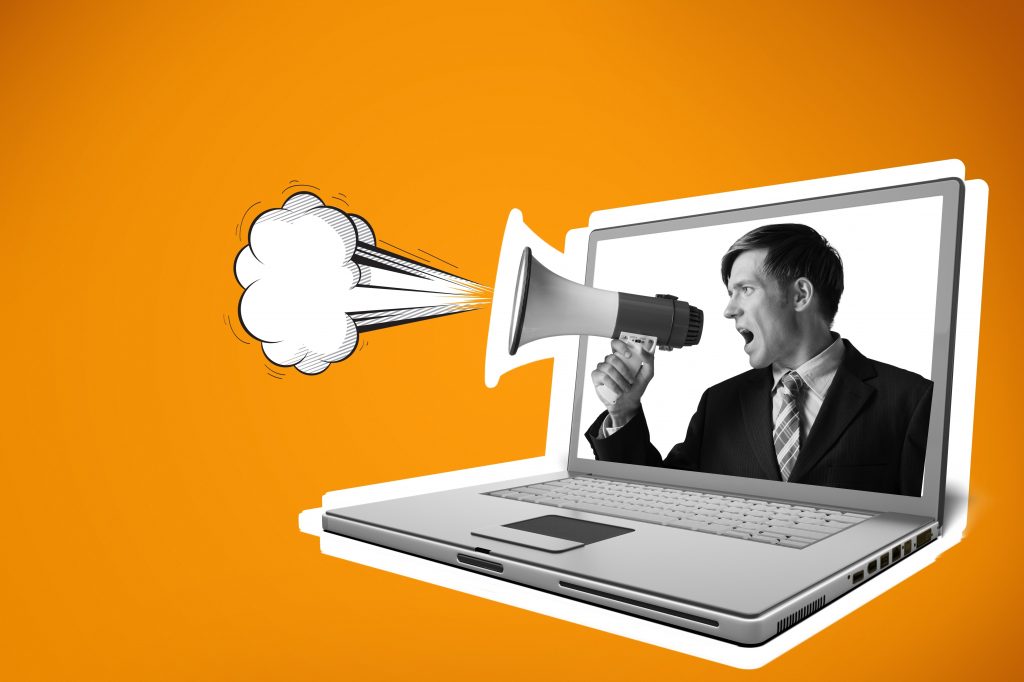 Collage di persona che parla attraverso lo schermo di un computer con il suo megafono