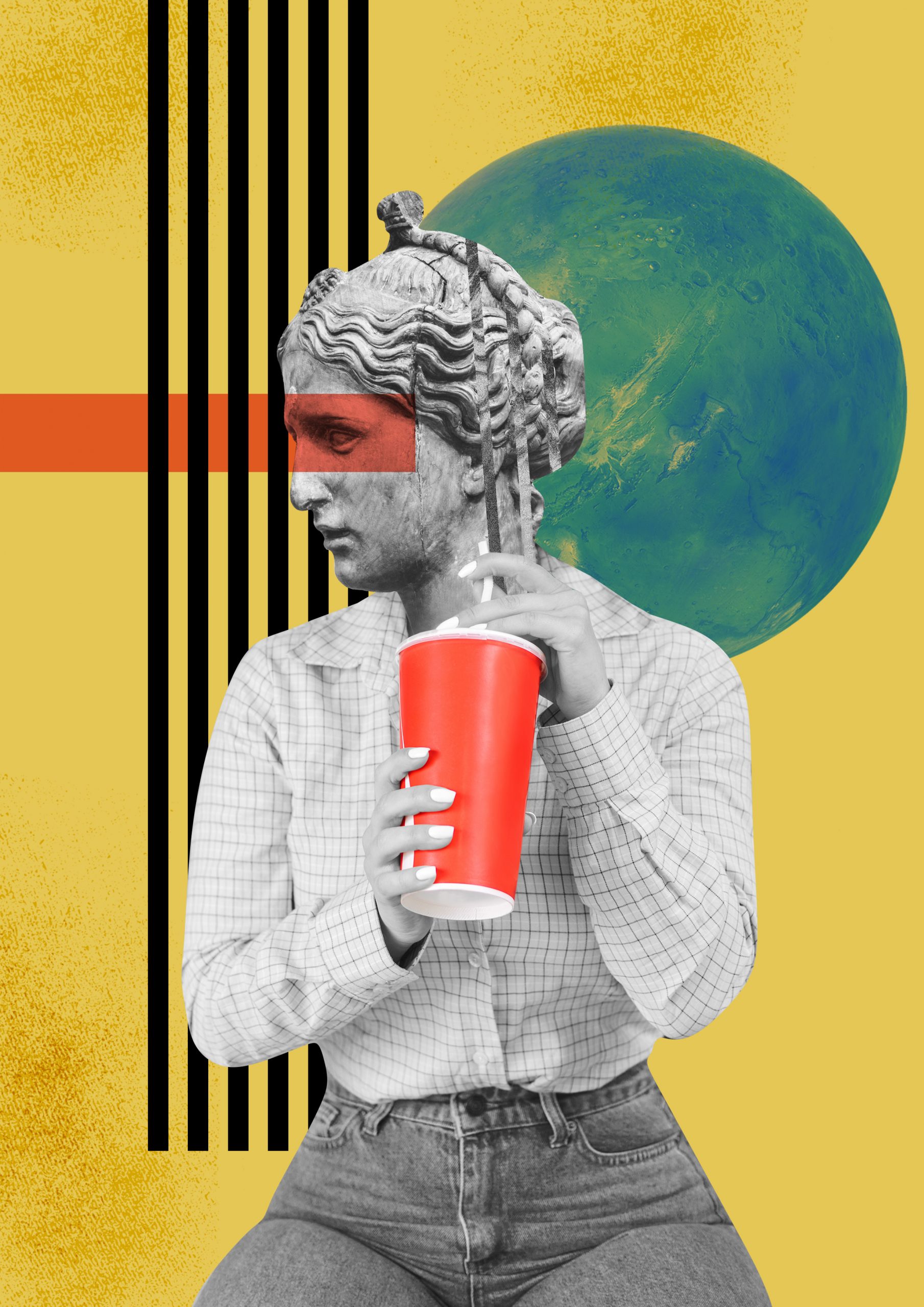 Collage con testa di una statua su corpo di donna che beve una bibita