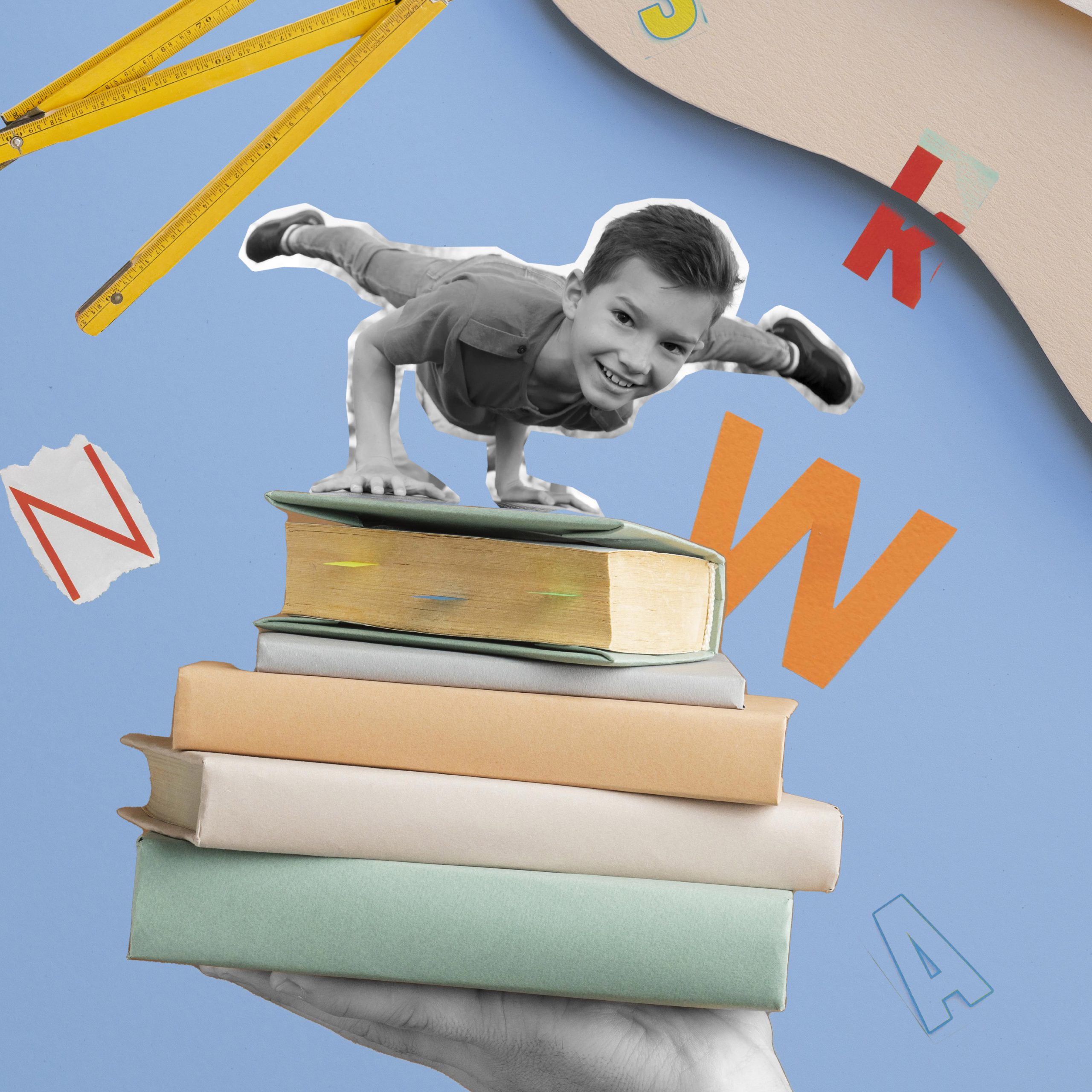 Collage di bambino che gioca sopra una pila di libri